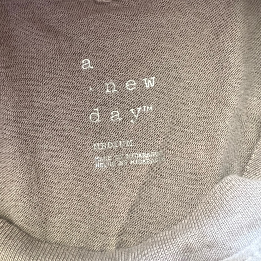 Basic white tee - Picture 2 of 2